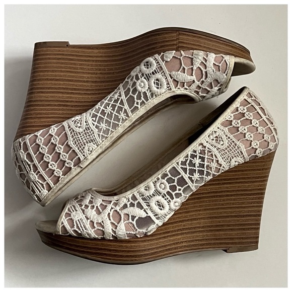 American Eagle Lolita Lace Peep Toe Wedge Heel - Picture 2 of 8